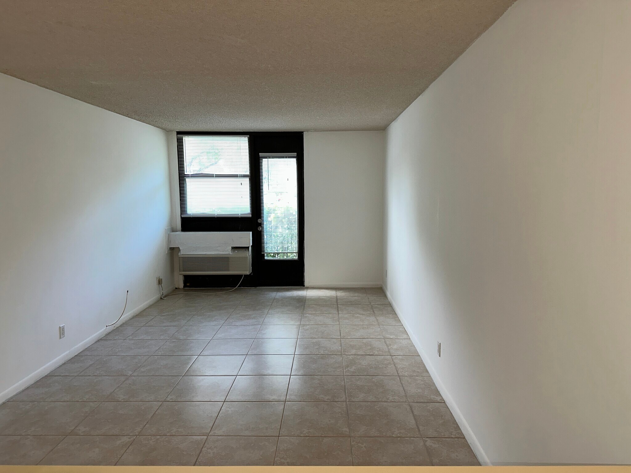 Building Photo - 2771 Riverside Dr