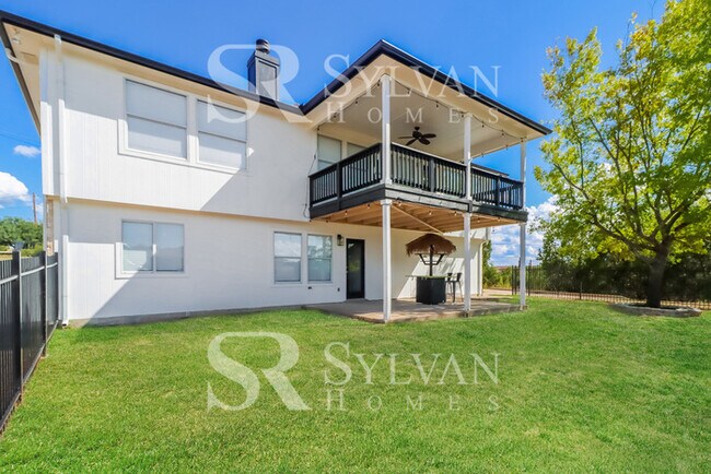 Building Photo - Your dream home awaits!