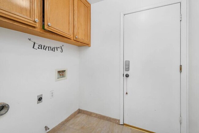 Building Photo - Spacious 3 Bedroom, 2 Bathroom with office!