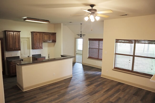 Building Photo - 1705 Hickory Dr