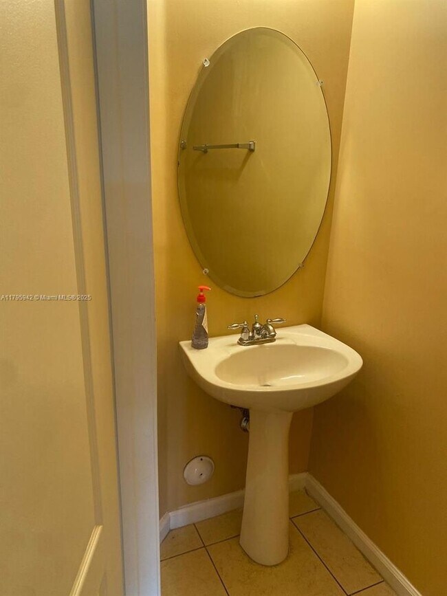 Building Photo - 2832 SW 81st Ave