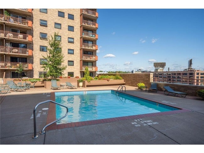 Building Photo - 66 9th St E