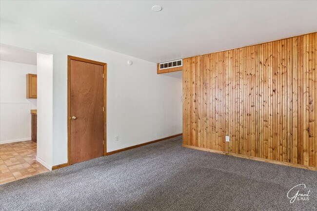 Building Photo - 3 bedroom ranch $1250 - Lease Special