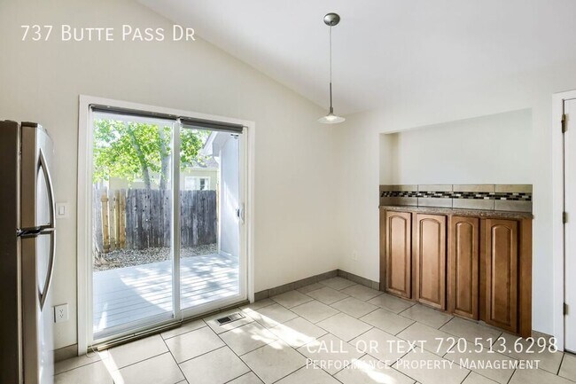 Building Photo - 737 Butte Pass Dr