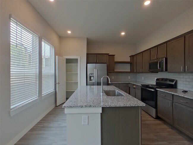 Building Photo - 9835 Willow Creek Commerce Dr