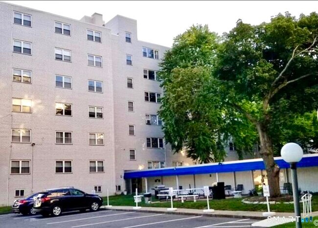 Building Photo - 893 Farmington Ave