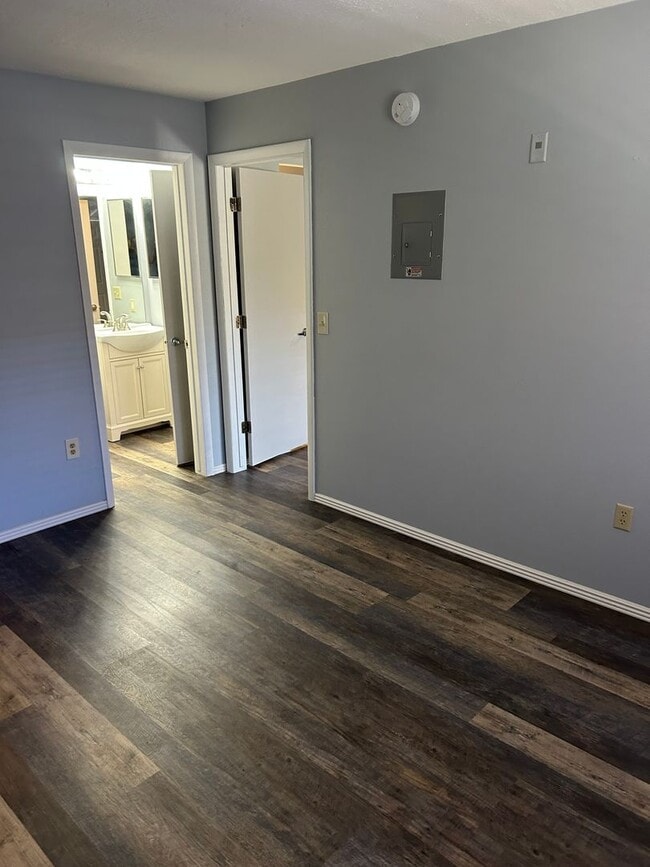 Building Photo - Smokey Lanes Condo, upper level, 1 bedroom...