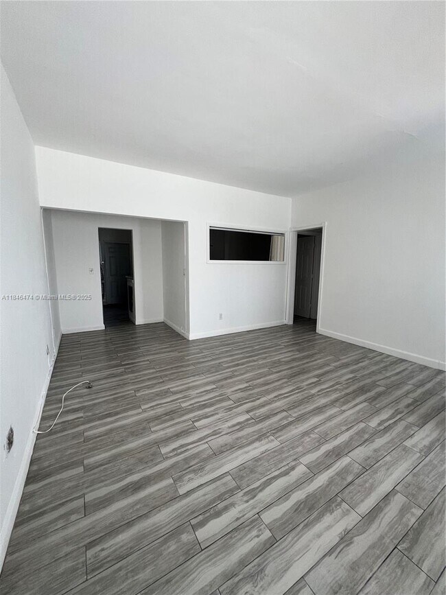 Building Photo - 8135 Crespi Blvd