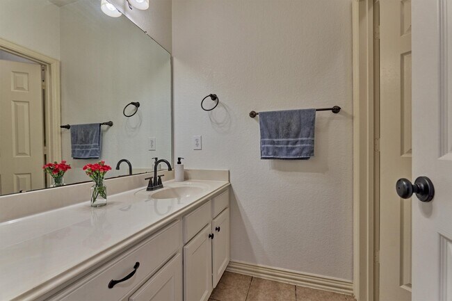 Building Photo - 18 Wyckham Cir