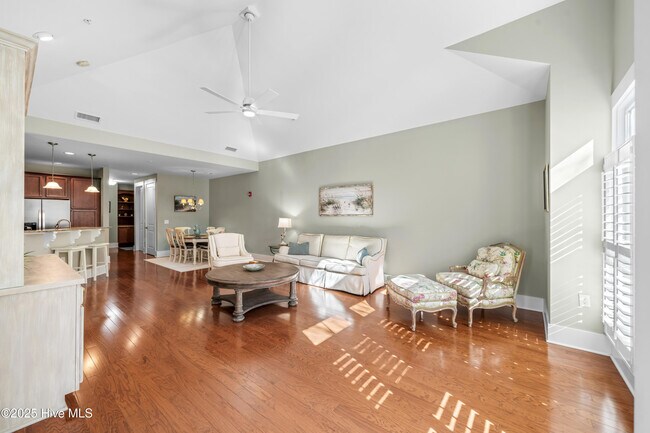 Building Photo - 2537 St James Dr SE