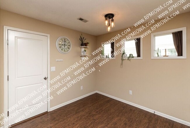 Building Photo - 9155 Coneflower Dr
