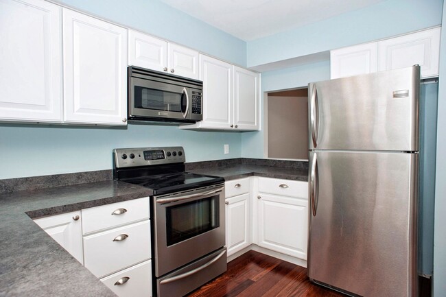 Building Photo - Coming Soon! 2 bed 2 1/2 bath townhouse in...