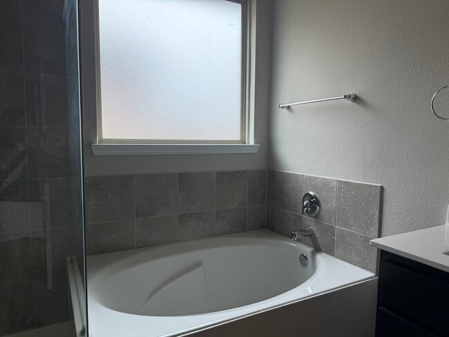 Building Photo - 8527 Golden Field Dr