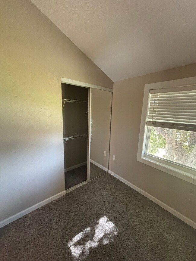 Building Photo - 914 Shorewinds Dr