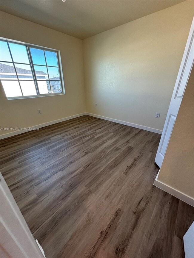 Building Photo - 1021 NE 5th Ave