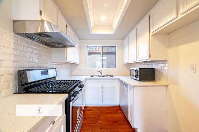 Building Photo - Bright Townhome in Sunset Community with Garage | Chino Valley USD