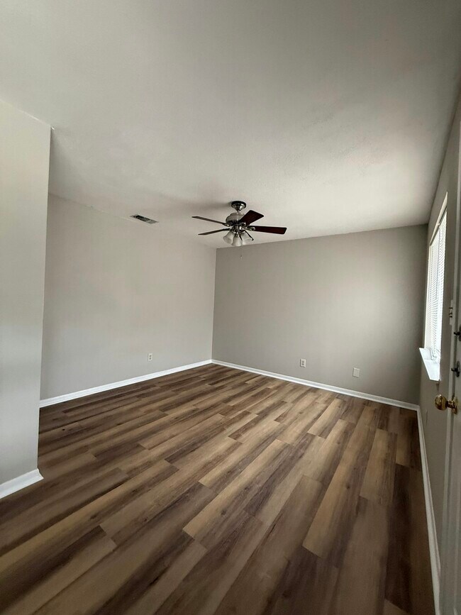 Building Photo - 1690 Hofheinz St