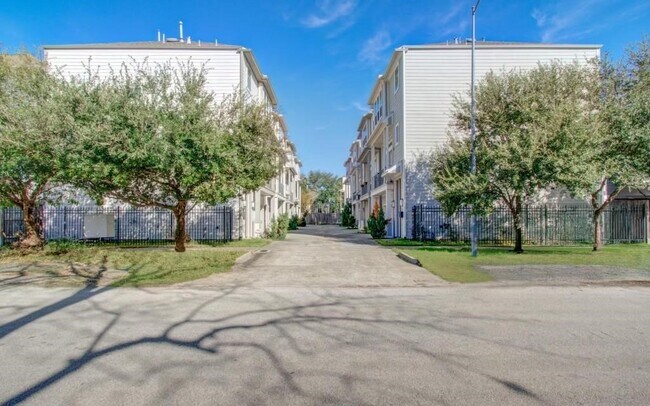 Building Photo - 243 W 27th St