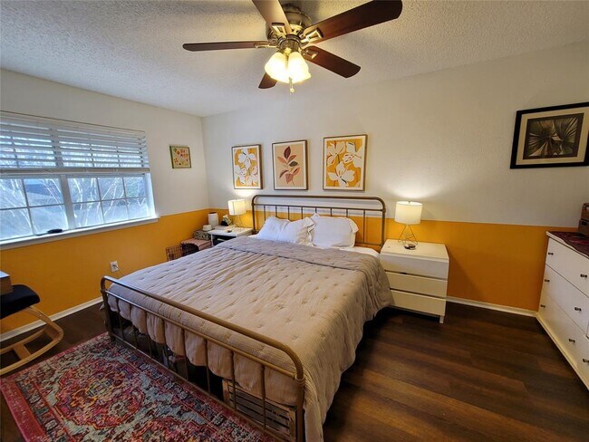 Building Photo - 1015 E Yager Ln