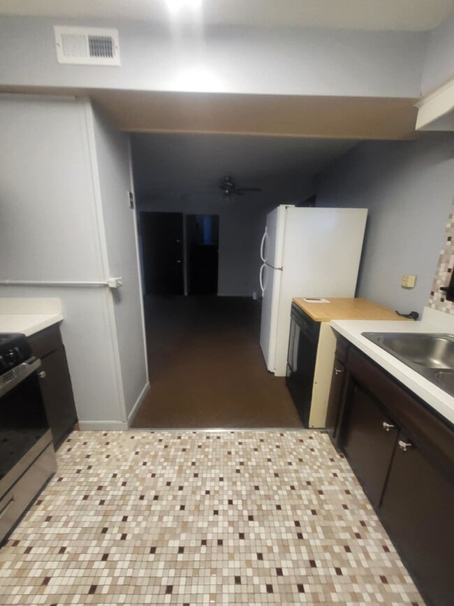 Building Photo - 8435 S 81st Ave