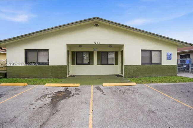 Building Photo - 7604 SW 10th Ct