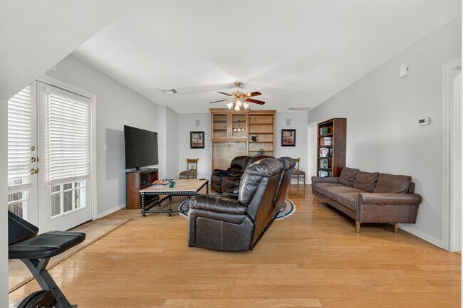 Building Photo - 345 The Hills Dr