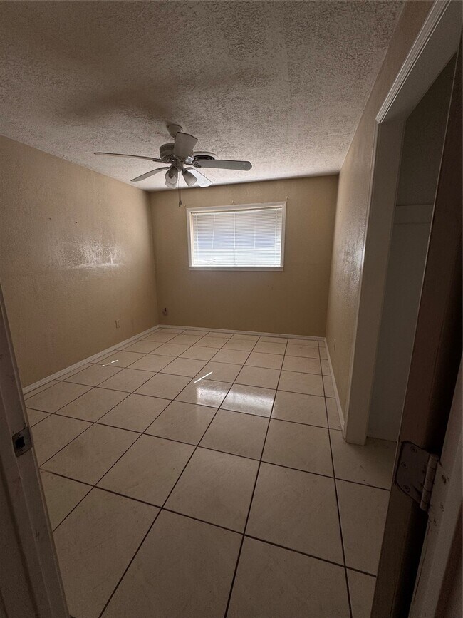 Building Photo - 228 Meadowlawn St