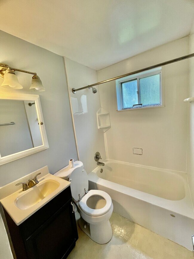 Building Photo - Bethel Park - 3 Bedroom Home - South Park Road - Pet Friendly!