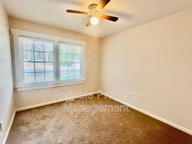 Building Photo - 1703 Foxwood Dr