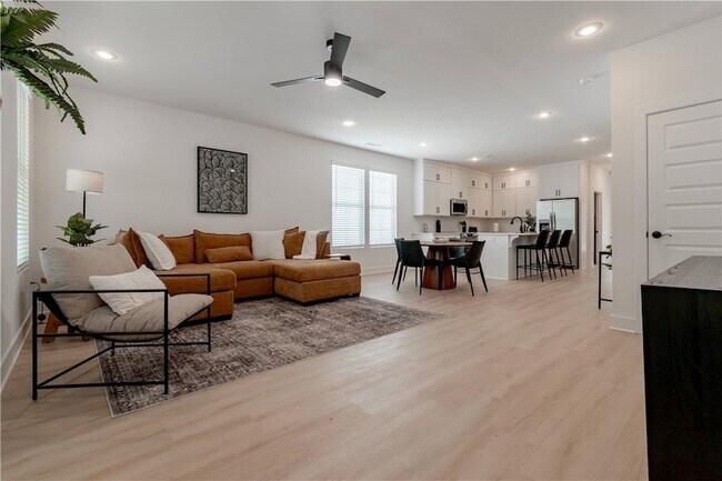 Building Photo - 810 S Wood Ave