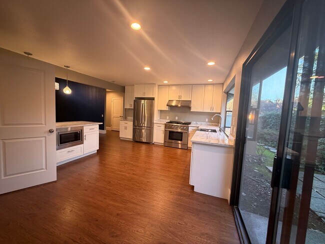 Building Photo - Gorgeous 3-Bedroom House in Gold River with pool