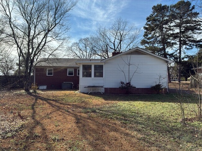 Building Photo - 3 Bedroom 2 Bathroom