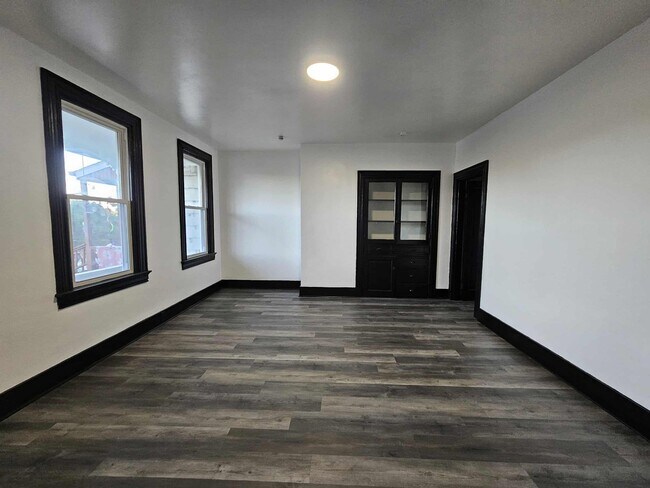 Building Photo - Beautiful 4 Bed, 1 Bath Home for Rent- Spacious, Modern, and Move in Ready!