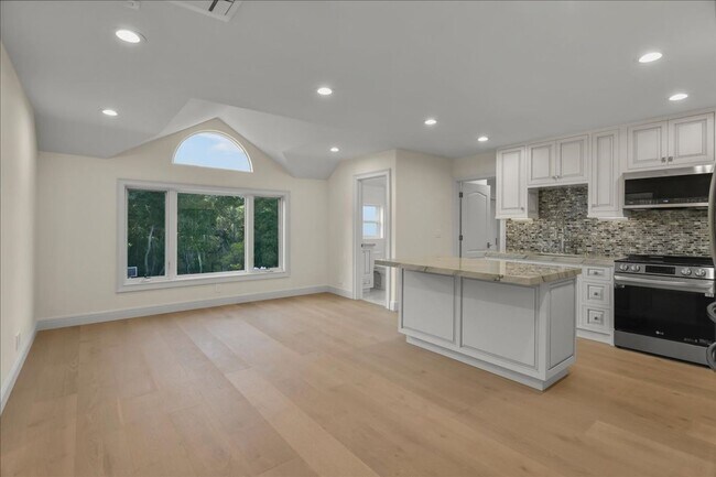 Building Photo - Luxury 10 Bedrooms, 9 Bathroom Estate for Lease in Los Gatos