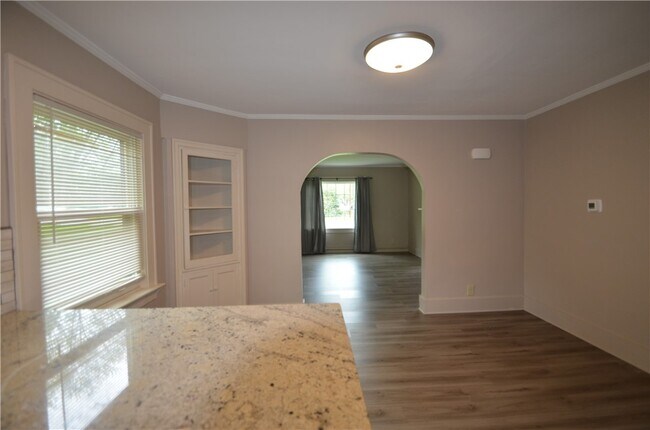 Building Photo - 872 Thomas Ave