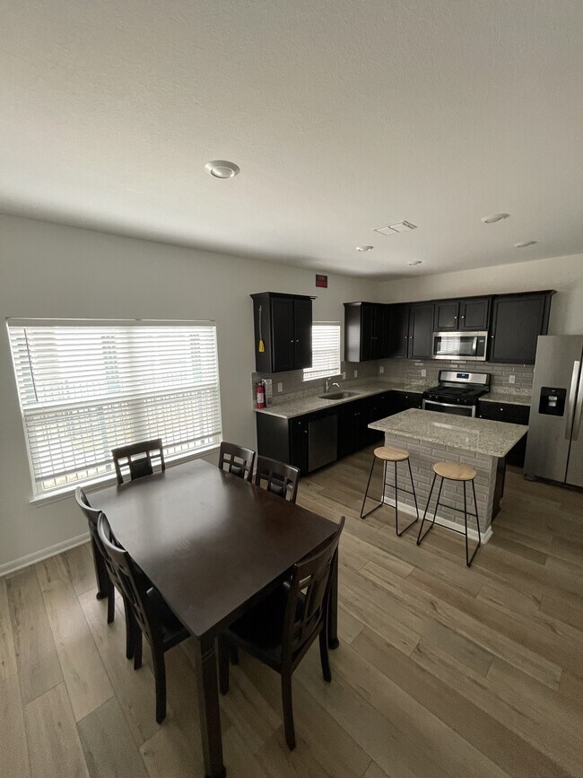 Building Photo - 10829 Emerick St