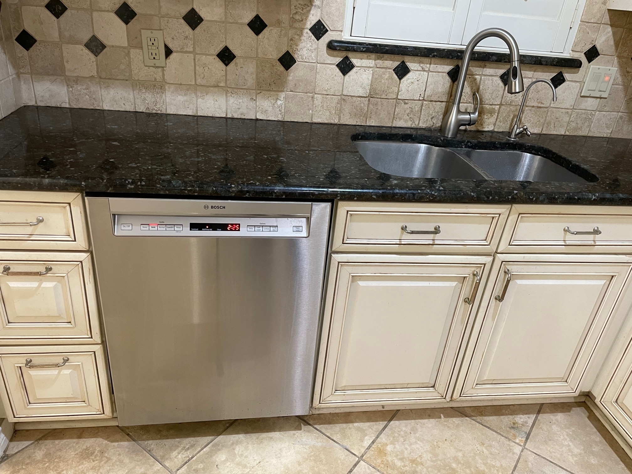 Building Photo - 737 Robin Ln