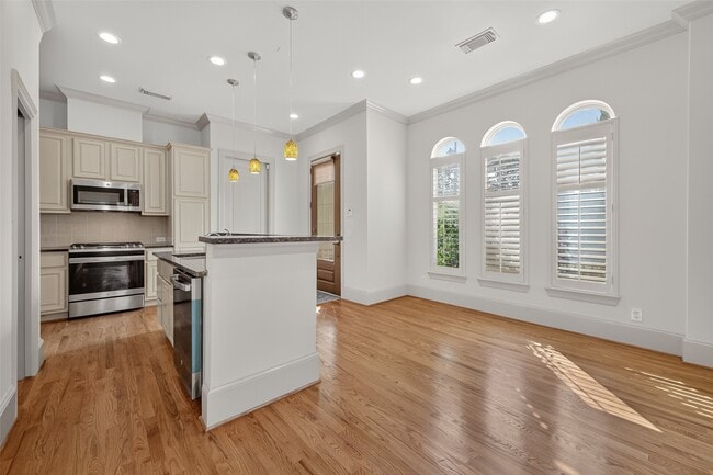 Building Photo - 931 W 23rd St