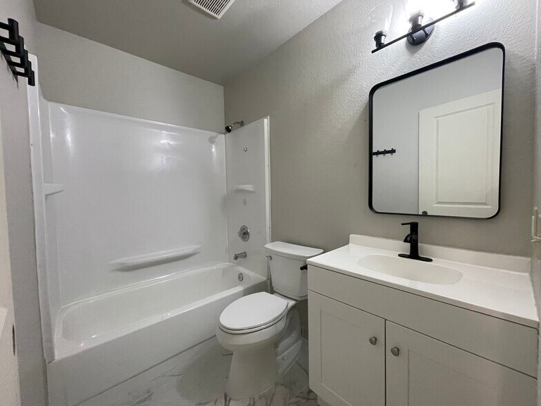 Building Photo - 14210 Beverly Park Rd