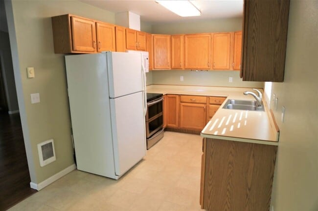 Building Photo - 3 bed 2 bath Big Garden, Close to park and...