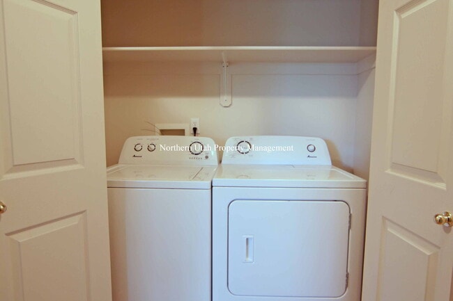 Building Photo - 2 Bed, 2 Bath Townhome