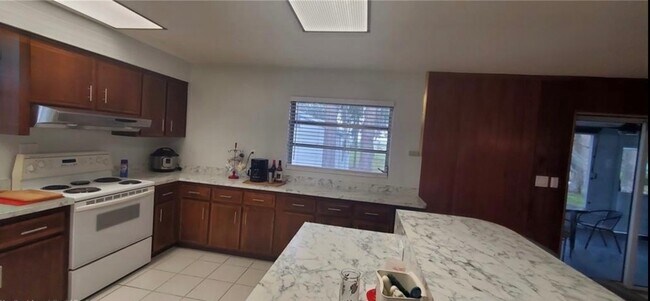 Building Photo - 19 Windy Point Rd