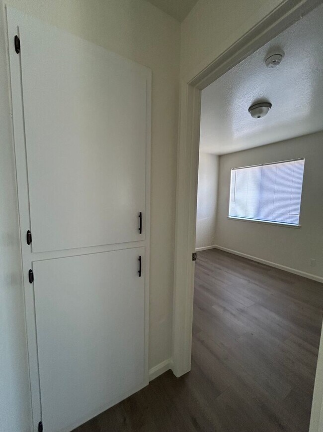 Building Photo - 1110 W Chestnut St