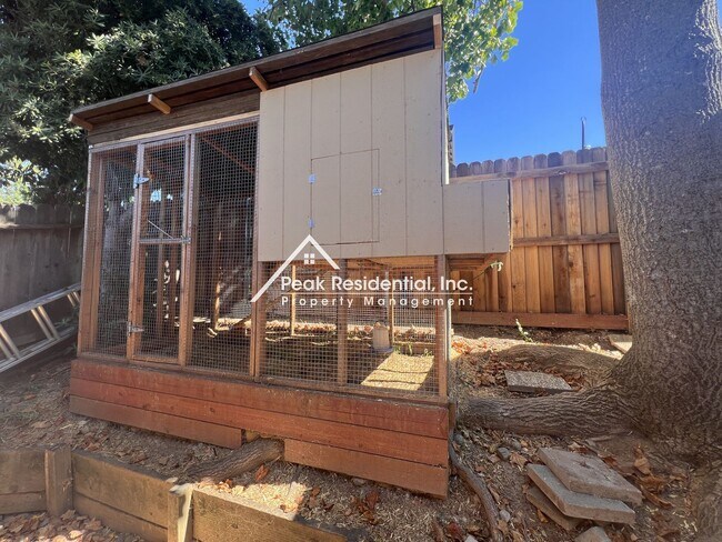 Building Photo - 5541 Walnut Ave