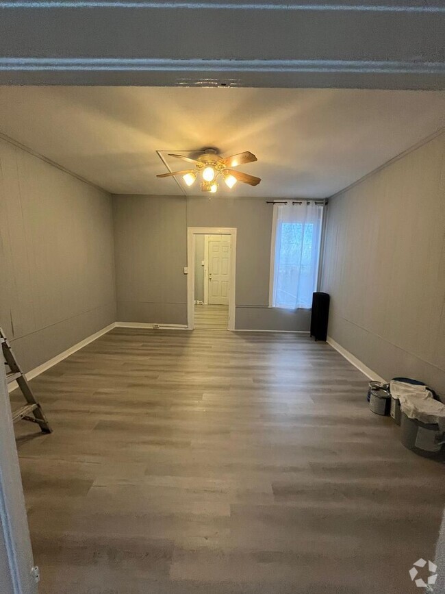 Building Photo - Recently Renovated 3 Bed 1.5 Bath Ready To...