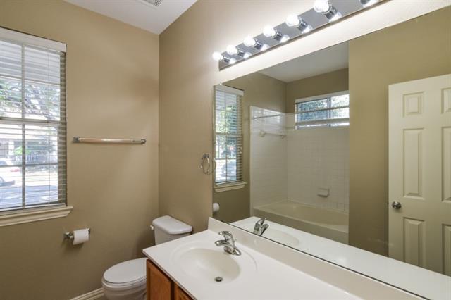 Building Photo - 9810 Walnut Hill Dr