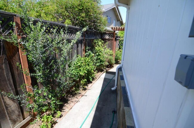 Building Photo - 126 22nd Ave