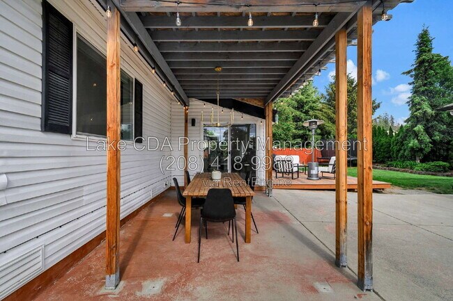 Building Photo - 2082 E Greenleaf Ln