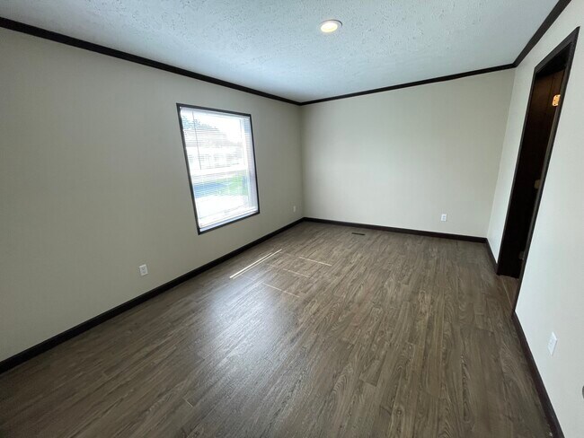 Building Photo - 5 Sparrow Hill Dr