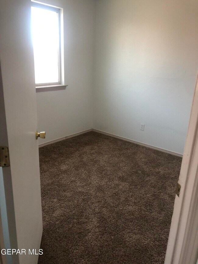 Building Photo - 409 Valle Fertil Dr